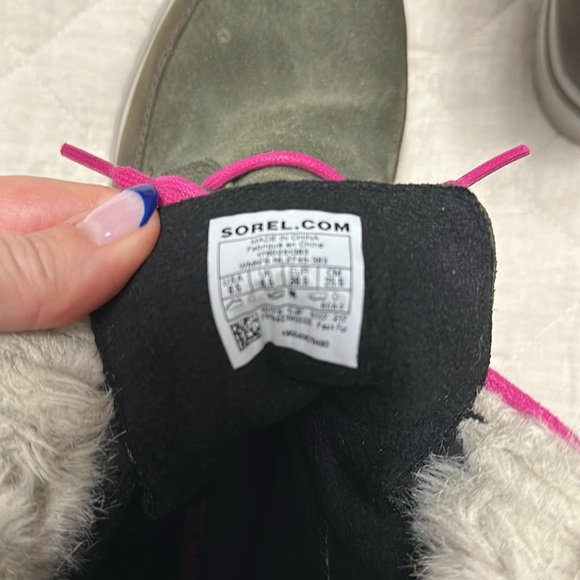 Size 8.5 Sorel boots - Picture 4 of 4